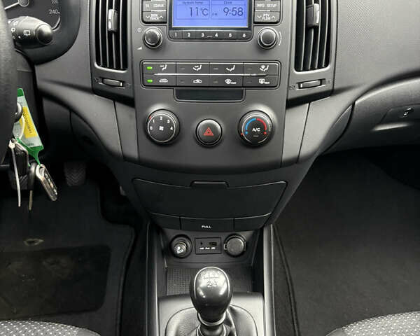 Серый Хендай i30, объемом двигателя 1.4 л и пробегом 218 тыс. км за 5950 $, фото 10 на Automoto.ua