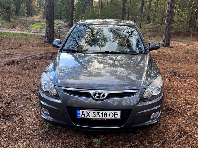 Серый Хендай i30, объемом двигателя 1.4 л и пробегом 242 тыс. км за 4700 $, фото 2 на Automoto.ua