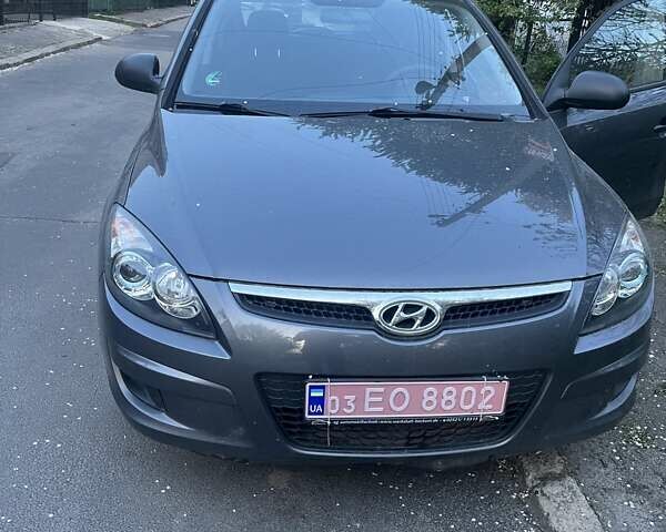 Серый Хендай i30, объемом двигателя 1.4 л и пробегом 212 тыс. км за 4900 $, фото 1 на Automoto.ua