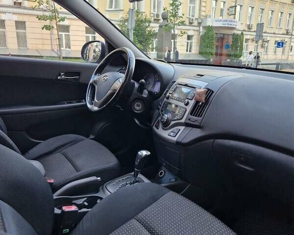 Серый Хендай i30, объемом двигателя 1.59 л и пробегом 180 тыс. км за 7500 $, фото 3 на Automoto.ua