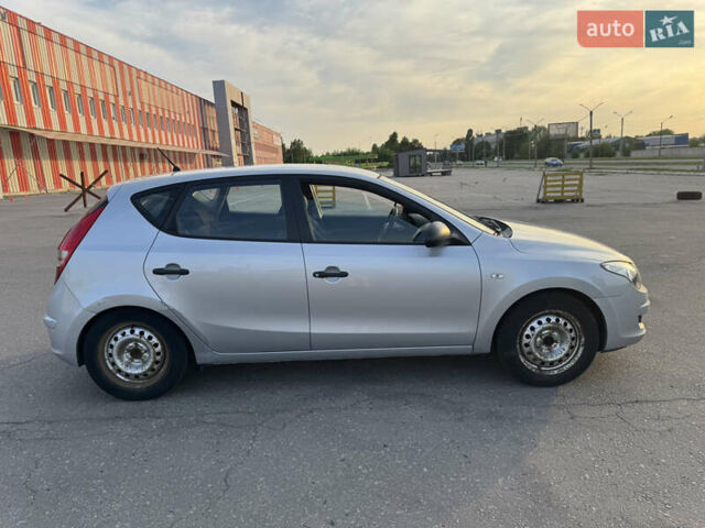 Сірий Хендай i30, об'ємом двигуна 1.6 л та пробігом 268 тис. км за 6000 $, фото 5 на Automoto.ua