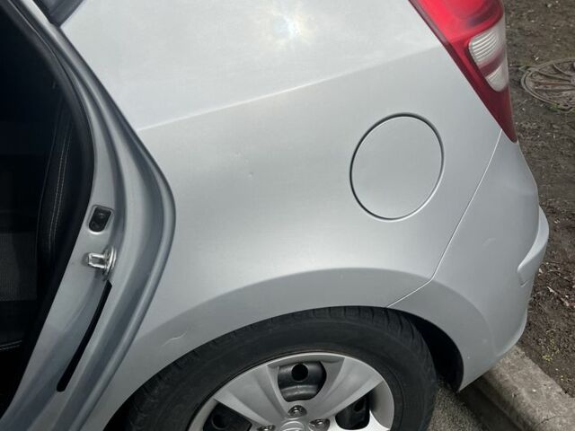 Сірий Хендай i30, об'ємом двигуна 1.4 л та пробігом 250 тис. км за 5500 $, фото 5 на Automoto.ua