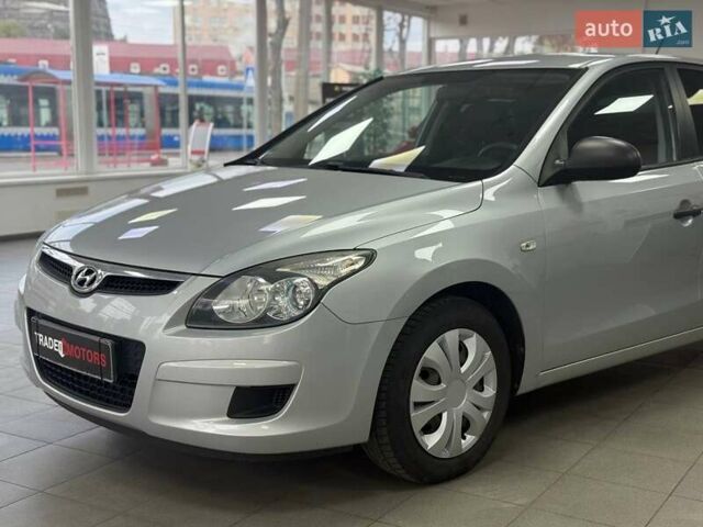 Серый Хендай i30, объемом двигателя 1.4 л и пробегом 202 тыс. км за 5990 $, фото 5 на Automoto.ua