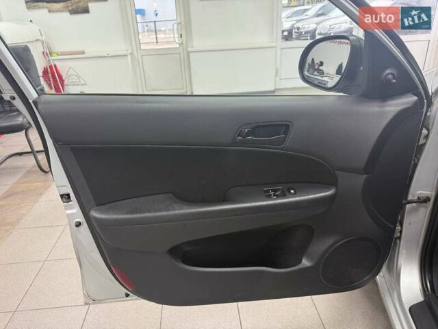 Серый Хендай i30, объемом двигателя 1.4 л и пробегом 202 тыс. км за 5990 $, фото 14 на Automoto.ua