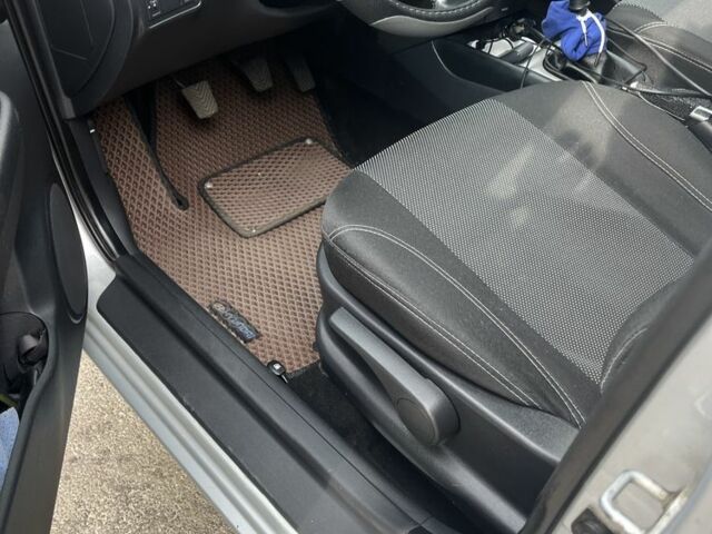 Сірий Хендай i30, об'ємом двигуна 1.4 л та пробігом 250 тис. км за 5500 $, фото 4 на Automoto.ua