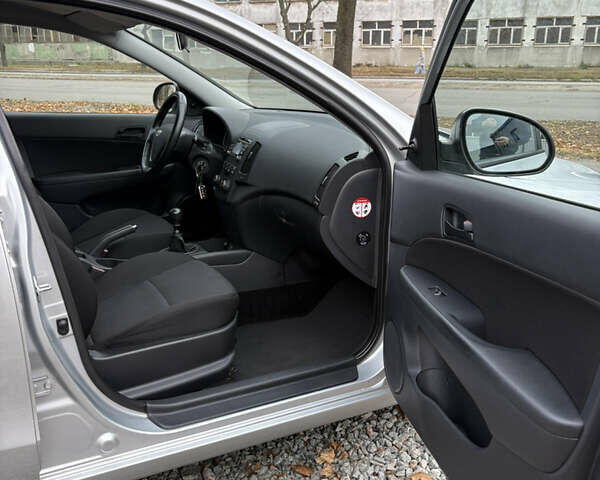 Серый Хендай i30, объемом двигателя 1.4 л и пробегом 218 тыс. км за 5950 $, фото 6 на Automoto.ua