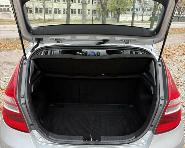 Серый Хендай i30, объемом двигателя 1.4 л и пробегом 218 тыс. км за 5950 $, фото 8 на Automoto.ua