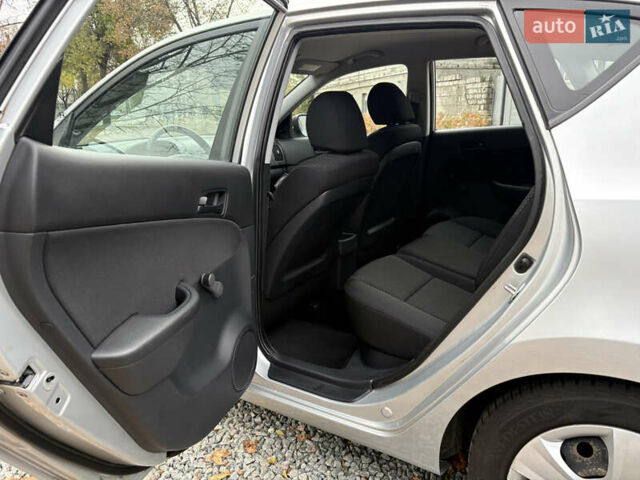 Серый Хендай i30, объемом двигателя 1.4 л и пробегом 218 тыс. км за 5950 $, фото 5 на Automoto.ua