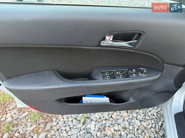 Серый Хендай i30, объемом двигателя 1.6 л и пробегом 235 тыс. км за 7999 $, фото 13 на Automoto.ua