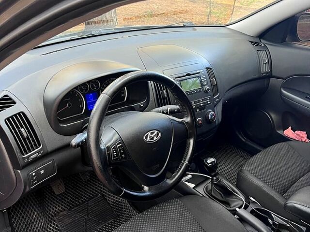 Серый Хендай i30, объемом двигателя 1.4 л и пробегом 242 тыс. км за 4700 $, фото 4 на Automoto.ua