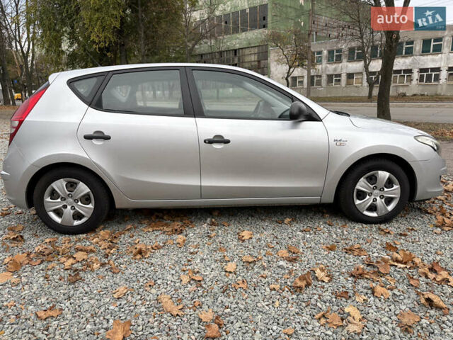 Серый Хендай i30, объемом двигателя 1.4 л и пробегом 218 тыс. км за 5950 $, фото 2 на Automoto.ua