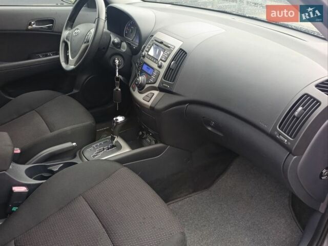 Серый Хендай i30, объемом двигателя 1.6 л и пробегом 244 тыс. км за 8700 $, фото 11 на Automoto.ua