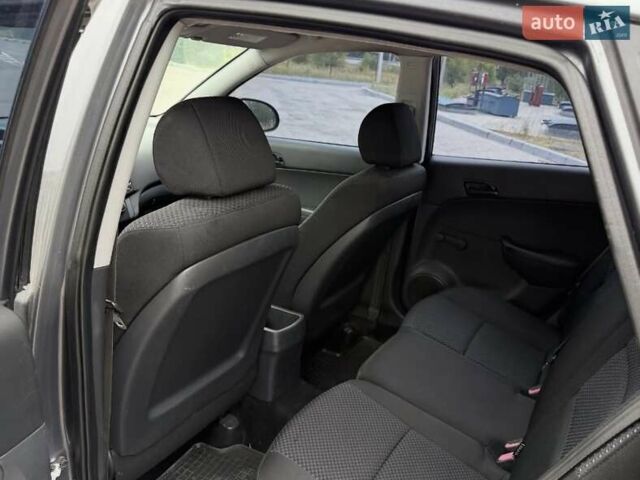 Серый Хендай i30, объемом двигателя 1.4 л и пробегом 181 тыс. км за 5700 $, фото 6 на Automoto.ua