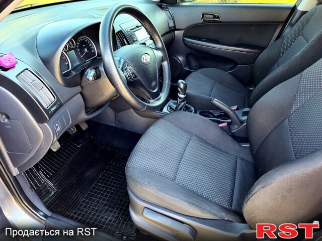 Серый Хендай i30, объемом двигателя 1.4 л и пробегом 165 тыс. км за 5850 $, фото 4 на Automoto.ua