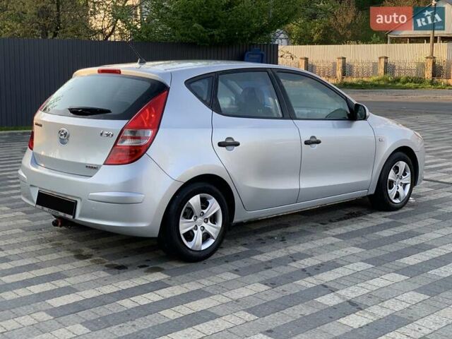 Серый Хендай i30, объемом двигателя 1.6 л и пробегом 203 тыс. км за 5750 $, фото 3 на Automoto.ua