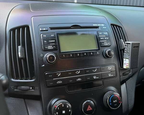 Серый Хендай i30, объемом двигателя 1.4 л и пробегом 228 тыс. км за 6500 $, фото 12 на Automoto.ua