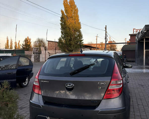 Серый Хендай i30, объемом двигателя 1.4 л и пробегом 222 тыс. км за 6000 $, фото 6 на Automoto.ua