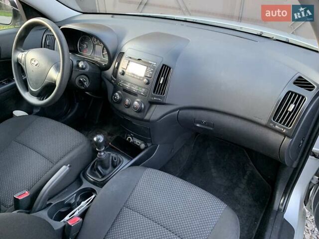 Серый Хендай i30, объемом двигателя 1.6 л и пробегом 203 тыс. км за 5750 $, фото 7 на Automoto.ua