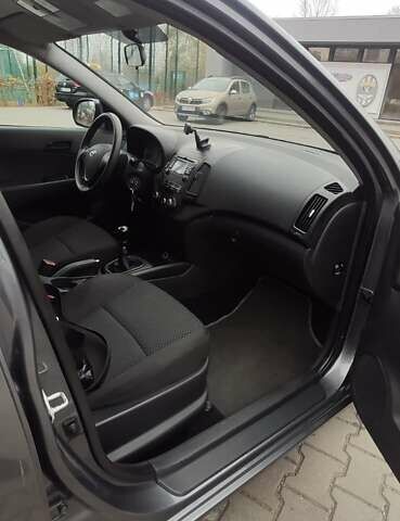 Серый Хендай i30, объемом двигателя 1.4 л и пробегом 162 тыс. км за 7000 $, фото 3 на Automoto.ua