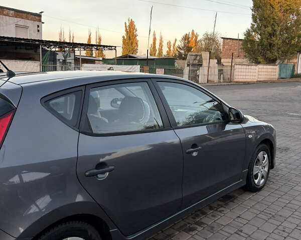 Серый Хендай i30, объемом двигателя 1.4 л и пробегом 222 тыс. км за 6000 $, фото 4 на Automoto.ua