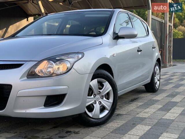 Серый Хендай i30, объемом двигателя 1.6 л и пробегом 203 тыс. км за 5750 $, фото 1 на Automoto.ua