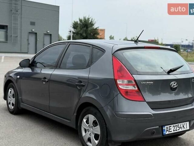 Серый Хендай i30, объемом двигателя 1.4 л и пробегом 181 тыс. км за 5700 $, фото 3 на Automoto.ua