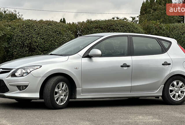 Серый Хендай i30, объемом двигателя 1.4 л и пробегом 126 тыс. км за 7400 $, фото 5 на Automoto.ua