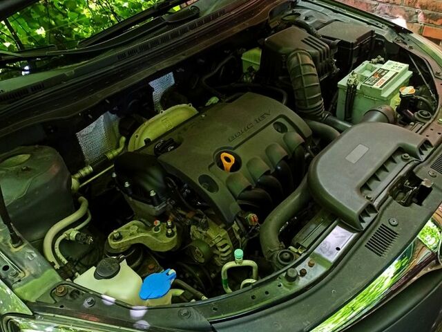 Сірий Хендай i30, об'ємом двигуна 1.4 л та пробігом 176 тис. км за 6600 $, фото 4 на Automoto.ua