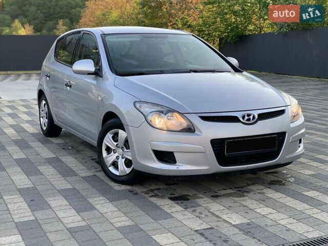 Серый Хендай i30, объемом двигателя 1.6 л и пробегом 203 тыс. км за 5750 $, фото 4 на Automoto.ua