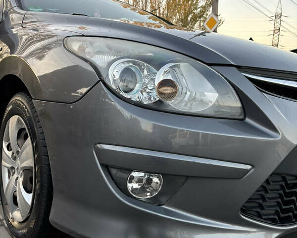 Серый Хендай i30, объемом двигателя 1.4 л и пробегом 222 тыс. км за 6000 $, фото 2 на Automoto.ua