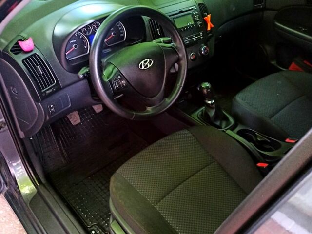 Сірий Хендай i30, об'ємом двигуна 1.4 л та пробігом 176 тис. км за 6600 $, фото 5 на Automoto.ua