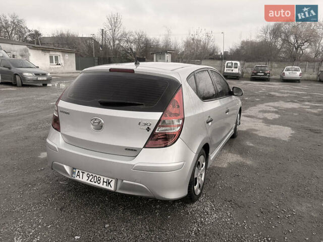 Серый Хендай i30, объемом двигателя 1.58 л и пробегом 290 тыс. км за 6600 $, фото 4 на Automoto.ua
