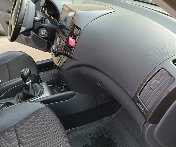 Серый Хендай i30, объемом двигателя 1.4 л и пробегом 178 тыс. км за 7400 $, фото 41 на Automoto.ua