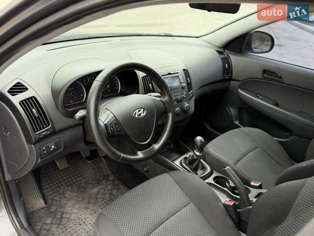 Серый Хендай i30, объемом двигателя 1.4 л и пробегом 181 тыс. км за 5700 $, фото 7 на Automoto.ua