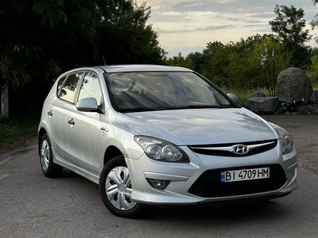 Серый Хендай i30, объемом двигателя 1.6 л и пробегом 250 тыс. км за 4999 $, фото 2 на Automoto.ua
