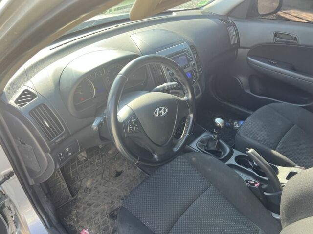 Серый Хендай i30, объемом двигателя 1.6 л и пробегом 199 тыс. км за 3500 $, фото 5 на Automoto.ua