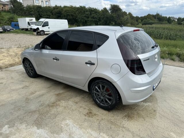 Серый Хендай i30, объемом двигателя 1.6 л и пробегом 199 тыс. км за 3500 $, фото 2 на Automoto.ua