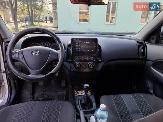Серый Хендай i30, объемом двигателя 1.4 л и пробегом 118 тыс. км за 6800 $, фото 11 на Automoto.ua
