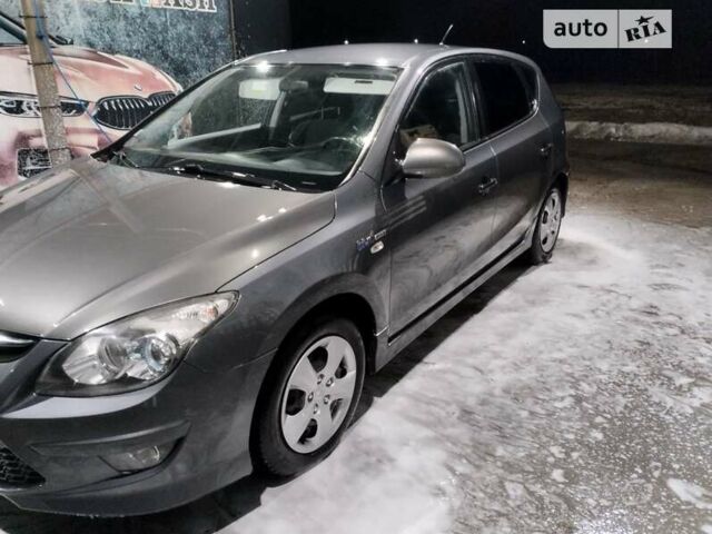 Серый Хендай i30, объемом двигателя 1.58 л и пробегом 274 тыс. км за 5400 $, фото 2 на Automoto.ua