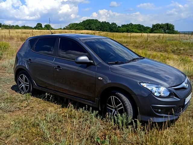 Сірий Хендай i30, об'ємом двигуна 1.4 л та пробігом 176 тис. км за 6600 $, фото 1 на Automoto.ua