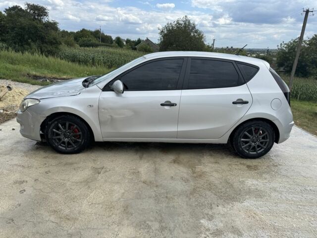 Серый Хендай i30, объемом двигателя 1.6 л и пробегом 199 тыс. км за 3500 $, фото 1 на Automoto.ua