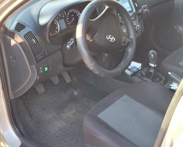 Серый Хендай i30, объемом двигателя 1.4 л и пробегом 126 тыс. км за 7000 $, фото 6 на Automoto.ua