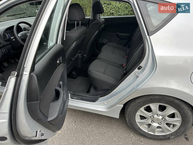Серый Хендай i30, объемом двигателя 1.4 л и пробегом 126 тыс. км за 7400 $, фото 16 на Automoto.ua