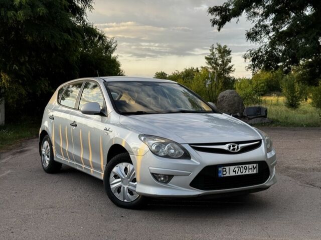 Серый Хендай i30, объемом двигателя 1.6 л и пробегом 250 тыс. км за 4999 $, фото 3 на Automoto.ua