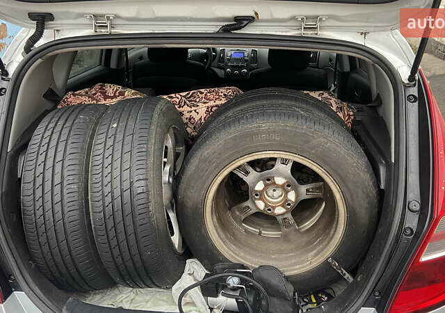 Серый Хендай i30, объемом двигателя 1.59 л и пробегом 160 тыс. км за 7300 $, фото 12 на Automoto.ua