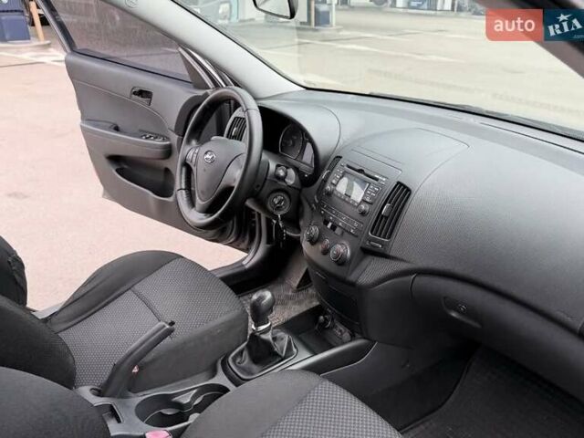 Серый Хендай i30, объемом двигателя 1.4 л и пробегом 181 тыс. км за 5700 $, фото 5 на Automoto.ua