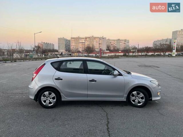 Серый Хендай i30, объемом двигателя 1.4 л и пробегом 178 тыс. км за 8000 $, фото 3 на Automoto.ua