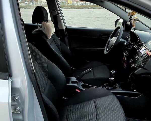 Серый Хендай i30, объемом двигателя 1.4 л и пробегом 178 тыс. км за 8000 $, фото 12 на Automoto.ua