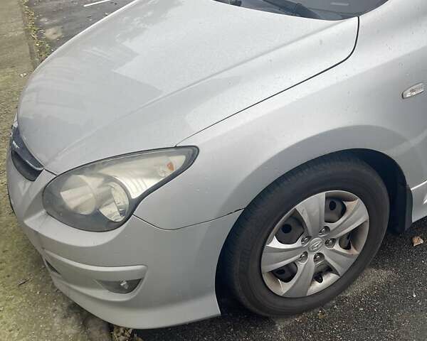 Серый Хендай i30, объемом двигателя 1.4 л и пробегом 195 тыс. км за 6000 $, фото 1 на Automoto.ua