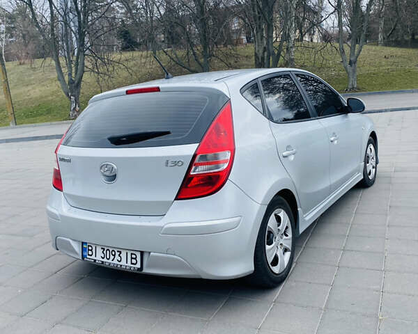 Сірий Хендай i30, об'ємом двигуна 1.58 л та пробігом 235 тис. км за 7200 $, фото 5 на Automoto.ua